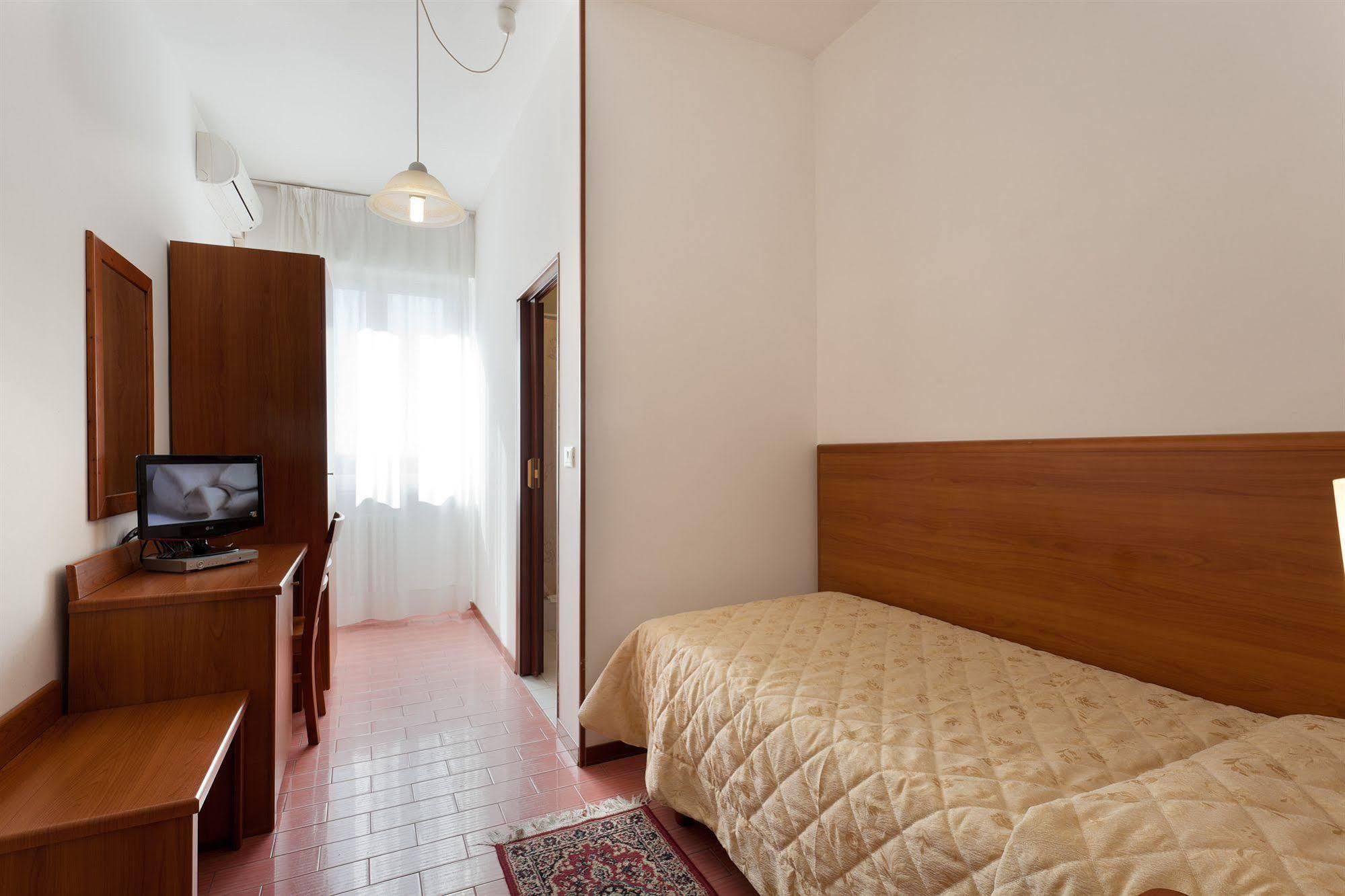 Parking Hotel Giardino Livorno Exterior foto